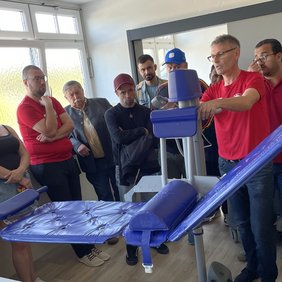 vhs Teilnehmende mit Pflegedienstleiter Markus Schmid im Pflegebadezimmer 