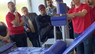 vhs Teilnehmende mit Pflegedienstleiter Markus Schmid im Pflegebadezimmer 