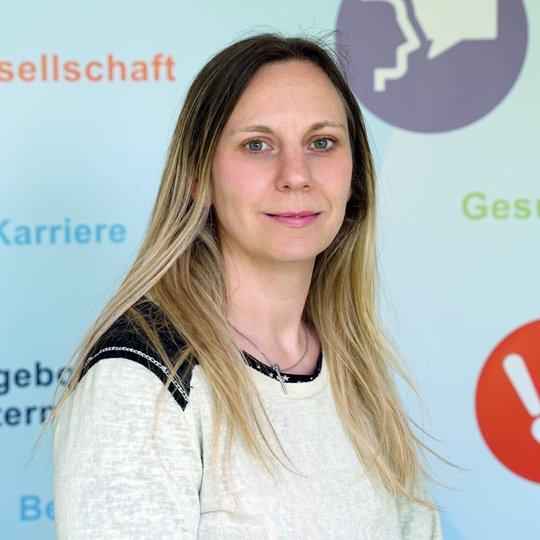 Simone Köstlmeier, Berufliche Bildung